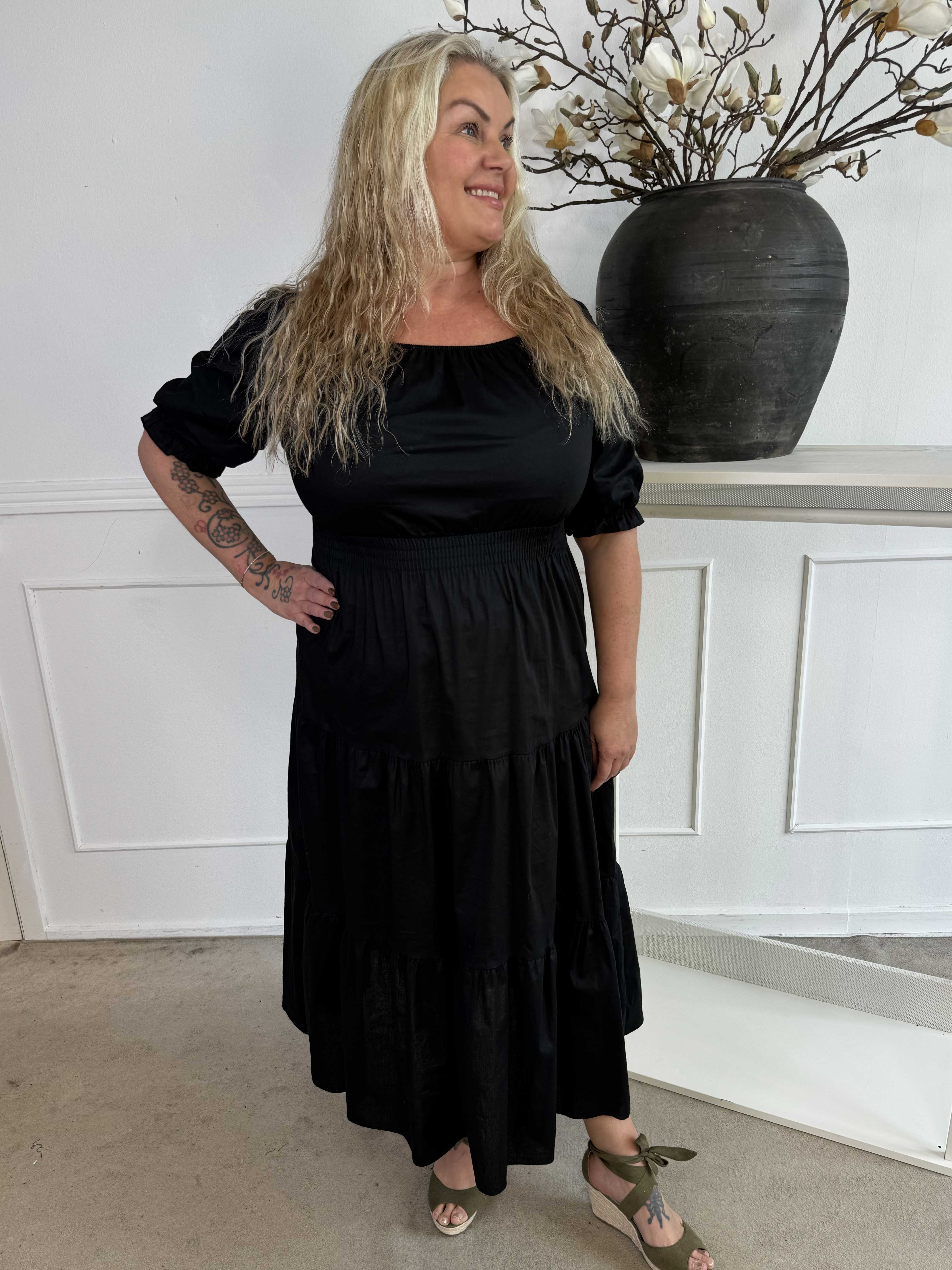 Kayce - Plus size kjole i bomuld med elastik i udskæringen og taljen